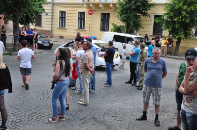 Маски-шоу у центрі Чернівців: поліція затримала п’ятьох осіб (ФОТО)