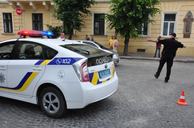 Маски-шоу у центрі Чернівців: поліція затримала п’ятьох осіб (ФОТО)