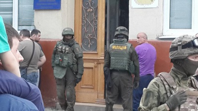 У Чернівцях група агресивно налаштованих мешканців відбила у "Сокола" затриманих