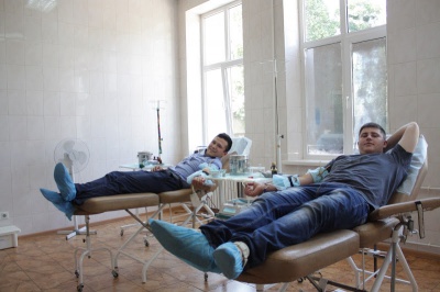 Чернівецькі студенти здали 10 літрів крові на донорство (ФОТО)
