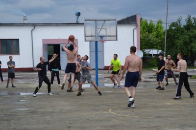 Патрульні Чернівців змагалися в армспорті та грали в баскетбол (ФОТО)