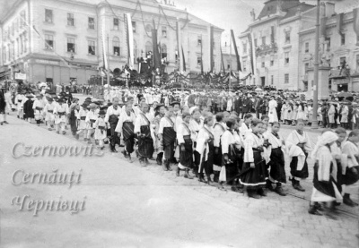 Про Чернівці в старих фото. Янгол на ратуші.