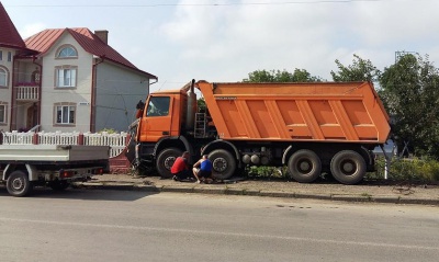 Вантажівка на Буковині знесла два стовпи і зруйнувала бетонний паркан (ФОТО)