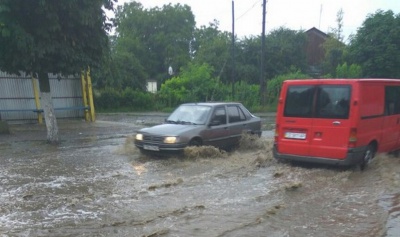 Легше проплисти на човні: у Чернівцях злива підтопила вулицю Заводську (ФОТО)