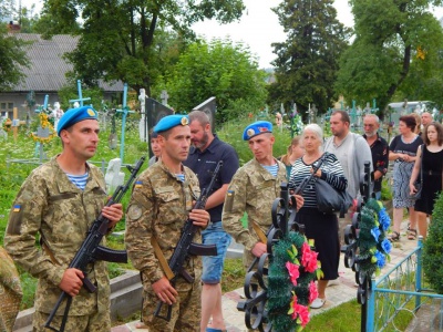 На Буковині попрощалися із загиблим в АТО бійцем Олегом Косованом (ФОТО)