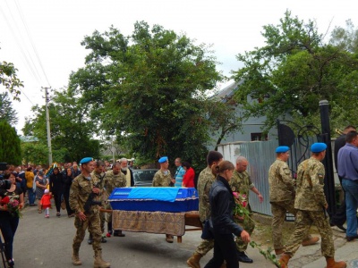 На Буковині попрощалися із загиблим в АТО бійцем Олегом Косованом (ФОТО)