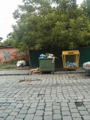 У Чернівцях на свята знову переповнені сміттєві контейнери (ФОТО)