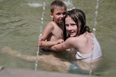 У Чернівцях купаються у міському фонтані (ФОТО)