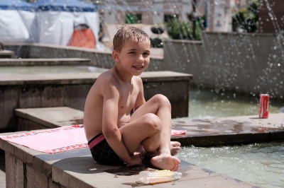 У Чернівцях купаються у міському фонтані (ФОТО)