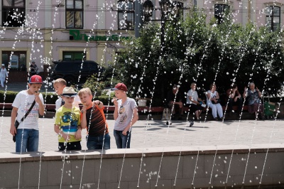 У Чернівцях купаються у міському фонтані (ФОТО)