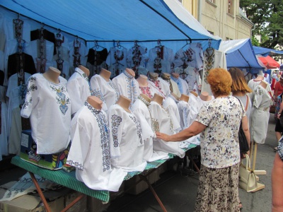 У Чернівцях на  ярмарку продають вишиванки і арбалети (ФОТО)