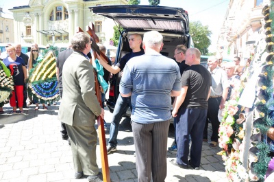 У Чернівцях попрощалися з відомим будівельником Василем Каденюком (ФОТО)