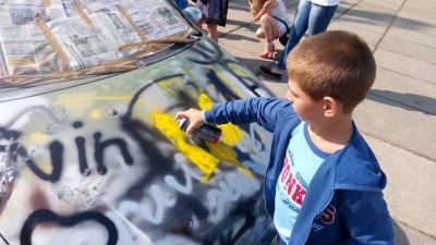 У Чернівцях діти розфарбовували авто для АТОшників (ФОТО)