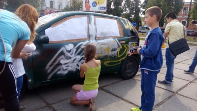 У Чернівцях діти розфарбовували авто для АТОшників (ФОТО)