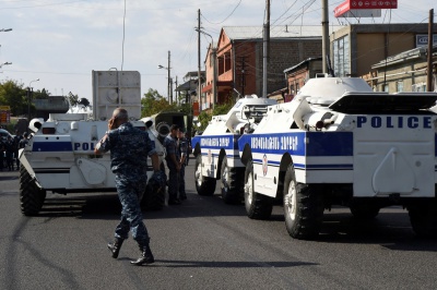 У Єревані невідомі напали на будівлю ППС та захопили заручників