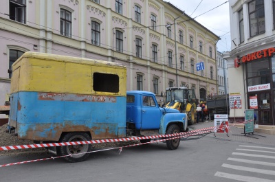 У центрі Чернівців пошкодили газову трубу – перехожим радять не курити (ФОТО)