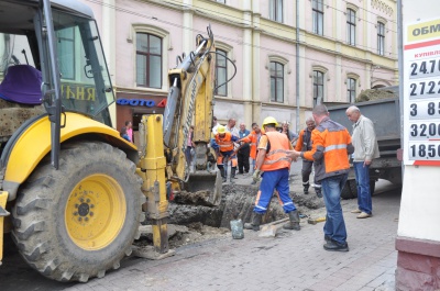 У центрі Чернівців пошкодили газову трубу – перехожим радять не курити (ФОТО)