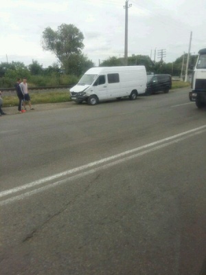 На околиці Чернівців легковик зіткнувся з "бусом" - на Галицькому шляху затор (ФОТО)