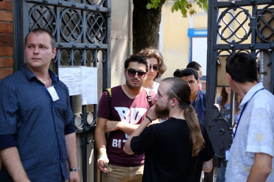 "Ви би працювали тут, якби знали англійську?", - охоронці не пропускають людей на територію ЧНУ без супроводу екскурсовода