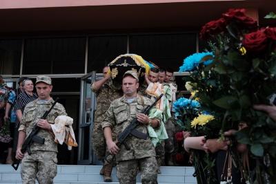 У Чернівцях поховали бійця, який за місяць мав повертатися додому (ФОТО)