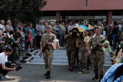 У Чернівцях поховали бійця, який за місяць мав повертатися додому (ФОТО)