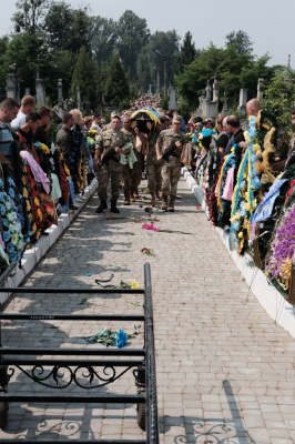 У Чернівцях поховали бійця, який за місяць мав повертатися додому (ФОТО)