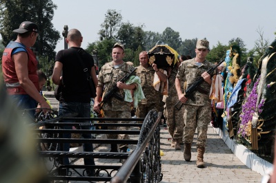 У Чернівцях поховали бійця, який за місяць мав повертатися додому (ФОТО)