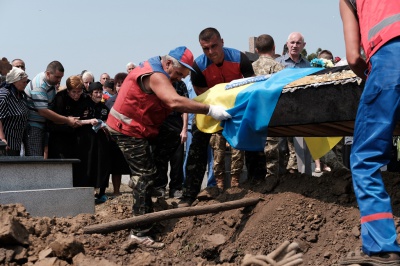 У Чернівцях поховали бійця, який за місяць мав повертатися додому (ФОТО)