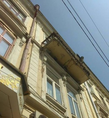 У центрі Чернівців чоловікові на голову впав шматок балкону (ФОТО)