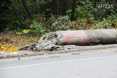 У Чернівцях водій вантажівки заснув за кермом і врізався у стовп (ФОТО)