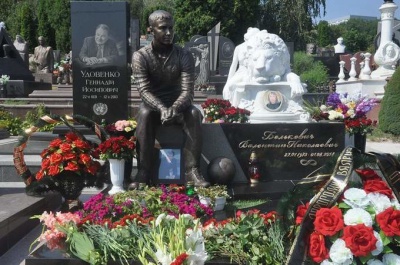 На могилі екс-півзахисника Динамо в Києві встановили пам'ятник