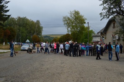 «Чиє сміття?»: на Буковині люди вийшли на протест через вантажівку, яка висипала відходи поблизу села (ФОТО)