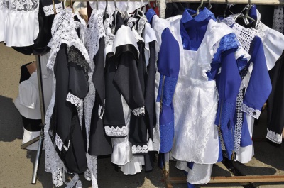 У Чернівцях шиють шкільні форми на дівчаток (ФОТО)
