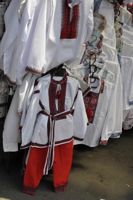 У Чернівцях шиють шкільні форми на дівчаток (ФОТО)