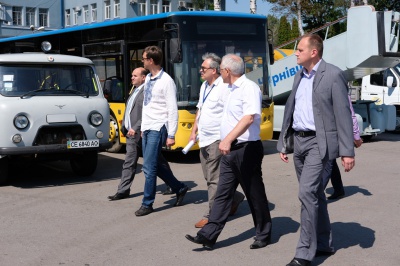 "Не МАУ єдиним": міністр обіцяє підтримувати ентузіазм директора аеропорту "Чернівці"