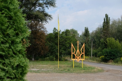 У селі на Буковині жителі встановили велетенський дерев’яний тризуб (ФОТО)