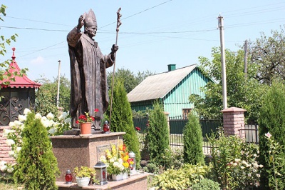 На Буковині є пам’ятник Івану-Павлу ІІ, який подарували польські байкери