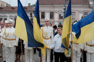 На Центральній площі Чернівців підняли Державний Прапор (ФОТО)