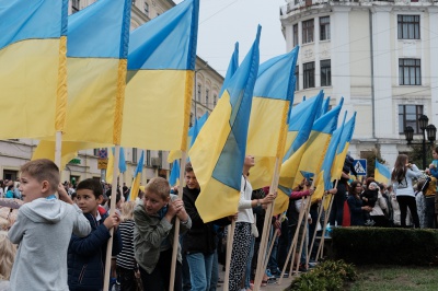 На Центральній площі Чернівців підняли Державний Прапор (ФОТО)