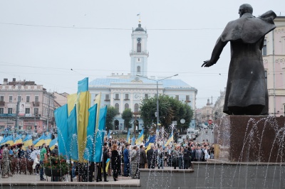 На Центральній площі Чернівців підняли Державний Прапор (ФОТО)