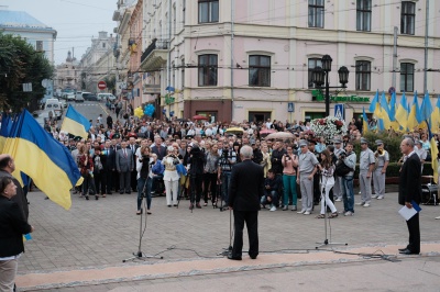 На Центральній площі Чернівців підняли Державний Прапор (ФОТО)