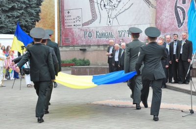 Державний прапор у Чернівцях піднімали діти загиблого бійця АТО (ФОТО)