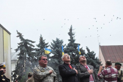 Державний прапор у Чернівцях піднімали діти загиблого бійця АТО (ФОТО)