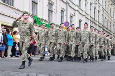 Державний прапор у Чернівцях піднімали діти загиблого бійця АТО (ФОТО)