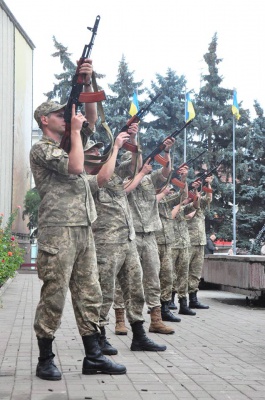 Державний прапор у Чернівцях піднімали діти загиблого бійця АТО (ФОТО)