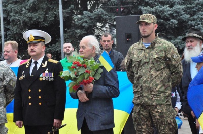 Державний прапор у Чернівцях піднімали діти загиблого бійця АТО (ФОТО)