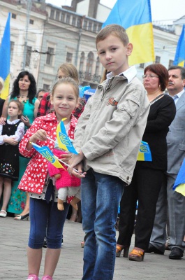 Державний прапор у Чернівцях піднімали діти загиблого бійця АТО (ФОТО)
