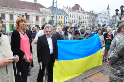 Державний прапор у Чернівцях піднімали діти загиблого бійця АТО (ФОТО)