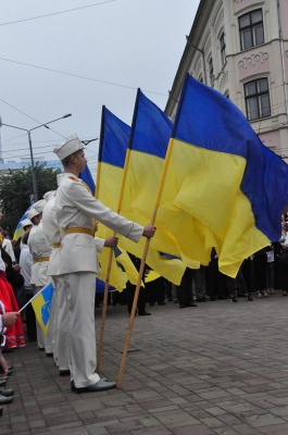 Державний прапор у Чернівцях піднімали діти загиблого бійця АТО (ФОТО)