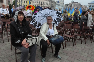 Державний прапор у Чернівцях піднімали діти загиблого бійця АТО (ФОТО)